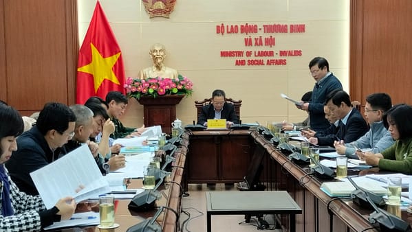 Thư ký của Hội đồng, ông Bùi Đức Nhưỡng - Phó Cục trưởng Cục An toàn lao động báo cáo tại cuộc họp