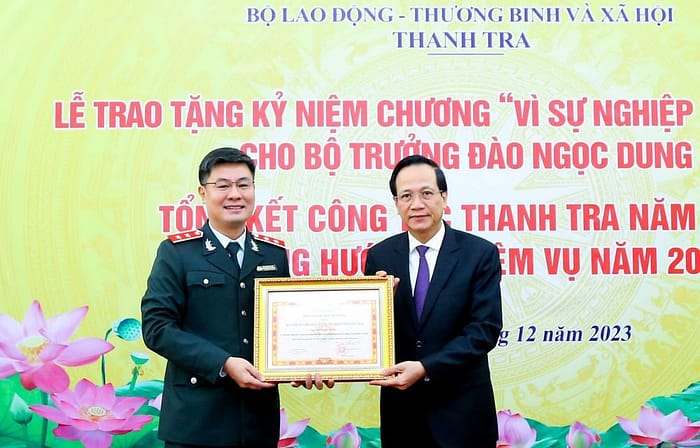 Bộ trưởng Bộ TB - LĐ & XH nhận kỷ niệm chương của Thanh tra Chính phủ